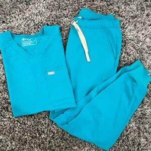 Mens medium figs scrub set